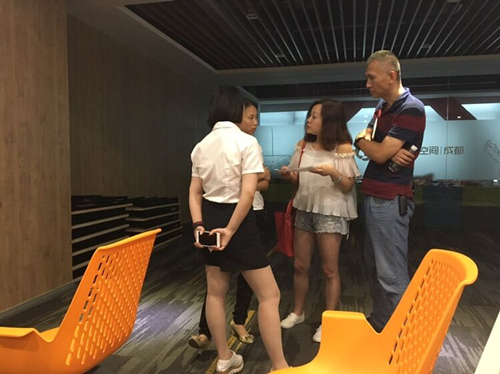 会计税务人员为用户解答疑问.jpg
