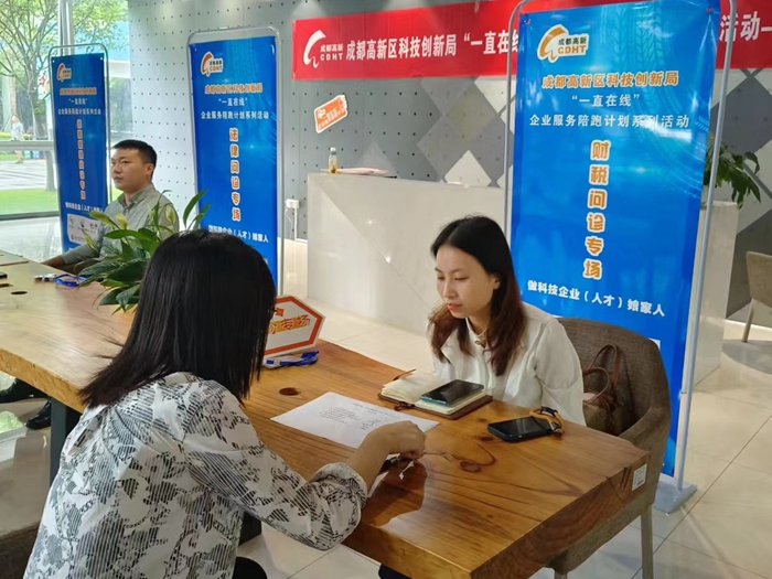 黄萍老师问诊.jpg