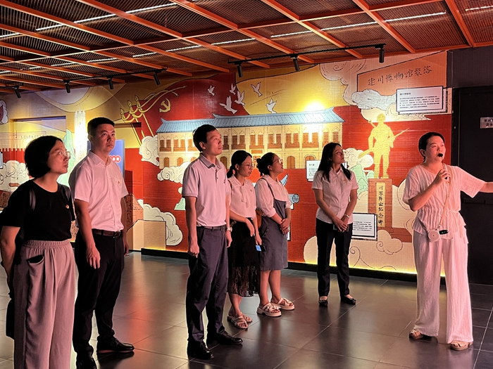 参观陈列（二）.jpg